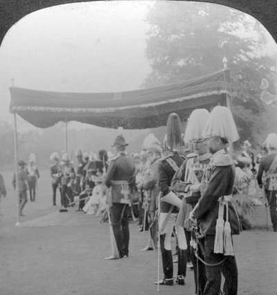 Le roi présentant des médailles de couronnement, Buckingham Palace, Londres - Excelsior Stereoscopic Tours