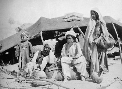 Trois générations de nomades Brahui, Est du Baloutchistan, 1902 - F. Bremner