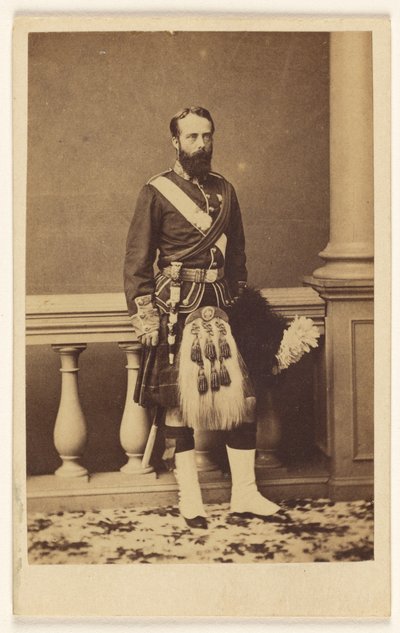 [Homme barbu non identifié en kilt, debout] - F. W. Baker