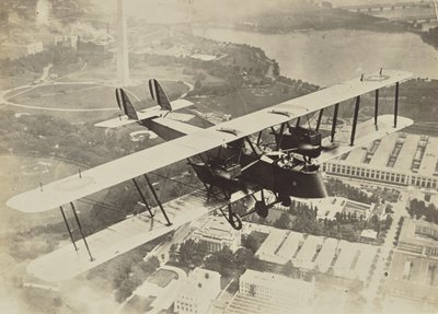 [Avion volant au-dessus de Washington D.C.] - Fedele Azari
