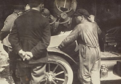 [Hommes regroupés autour du capot d