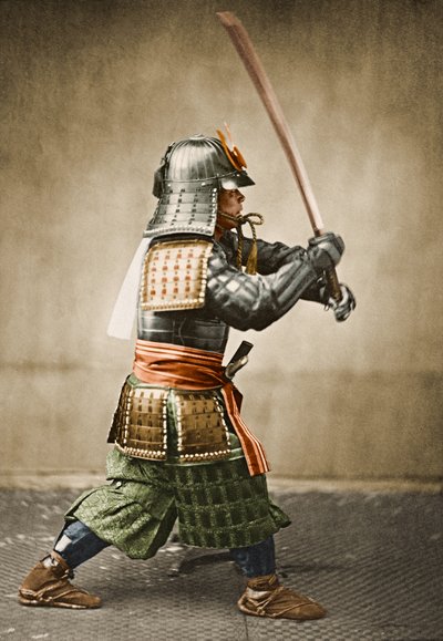 Guerrier samouraï portant une armure avec une épée levée, c.1860 - Felice Beato