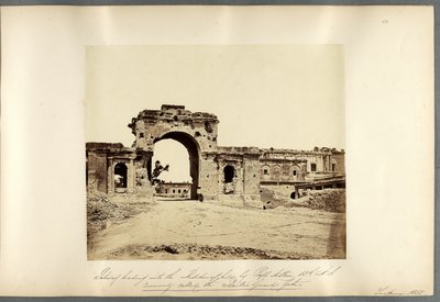 Porte menant à la Résidence, Lucknow - Felice Beato