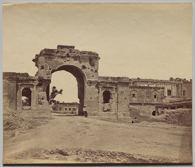 Porte menant à la résidence, tenue par le capitaine Aitken, 13e infanterie indigène du Bengale, communément appelée la porte de Bailee Guard - Felice A. Beato