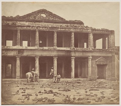 Intérieur du Secundra Bagh après le massacre de 2 000 rebelles par les 93e Highlanders et le 4e régiment du Punjab - Felice A. Beato