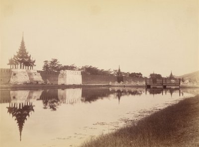 Mur est de la ville avec fossé et pont, Mandalay - Felice Beato