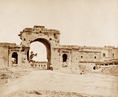 Porte menant à la Résidence, tenue par le capitaine Atkinson du 13e Infanterie indigène - Felice Beato