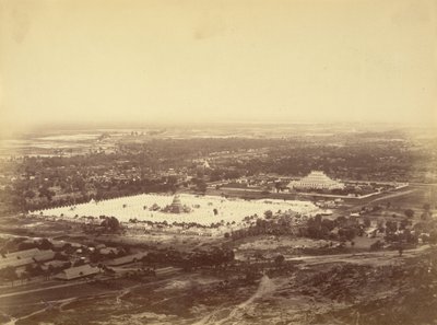 Vue générale de Mandalay depuis la colline de Mandalay montrant les 450 pagodes et la pagode incomparable - Felice Beato