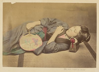 [Femme japonaise endormie tenant un éventail] - Felice Beato