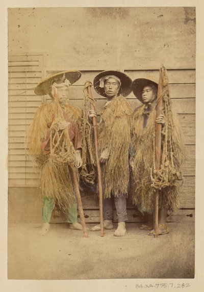 [Trois Japonais vêtus de robes de gazon et de chapeaux à larges bords]. - Felice Beato