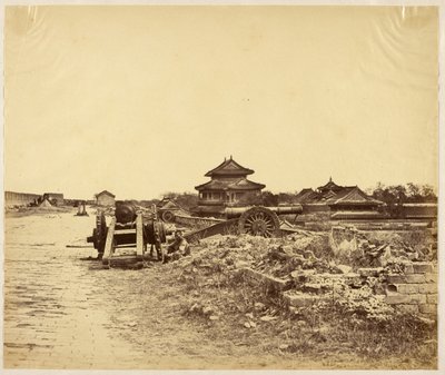[Haut de la muraille de Pékin prise en possession le 14 octobre 1860 montrant les canons chinois dirigés contre nos batteries]. - Felice Beato