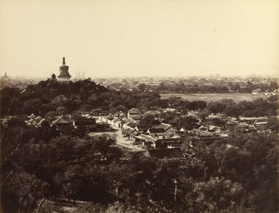 [Vue des jardins et du temple bouddhiste de Pékin]. - Felice Beato