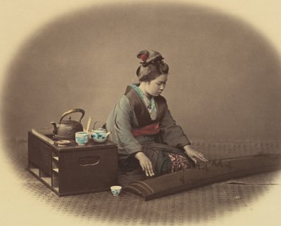 Femme avec service à thé jouant du koto, vers 1860 - Felice Beato