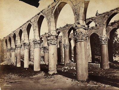 Colonnes et arches dans la zone archéologique d