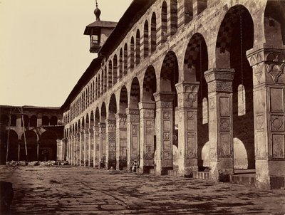 Enfilade de la Grande Mosquée, côté sud, dans la cour (Damas) - Félix Bonfils