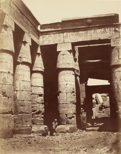 Intérieur de la première cour du temple de Ramsès III à Karnak [Thèbes] - Félix Bonfils