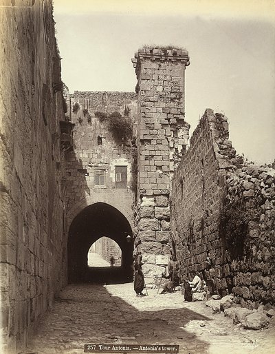 La Tour Antonia à Jérusalem. Quelques hommes se reposent près des murs - Félix Bonfils