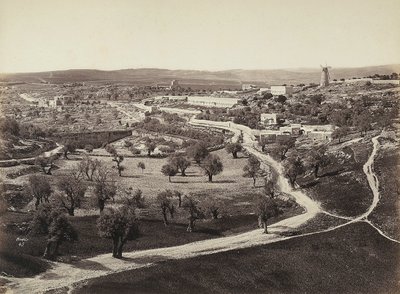 Paysage de vallée avec un moulin à vent et des oliveraies - Félix Bonfils