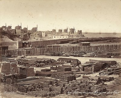 Cour pour matériaux de construction, moulins à vent en arrière-plan, à Alexandrie, Égypte - Félix Bonfils