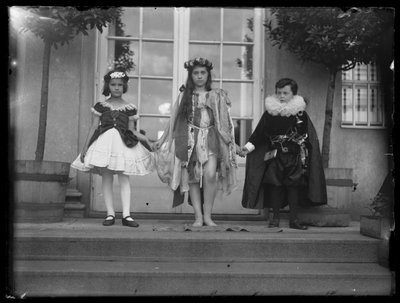 Enfants de Ferdinand en costume de femme - Ferdinand Schmutzer