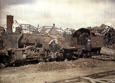 Locomotive et wagon brûlés devant les ruines de la distillerie Vauxrot lourdement endommagée, Cuffies, Aisne, France, 1917 - Fernand Cuville
