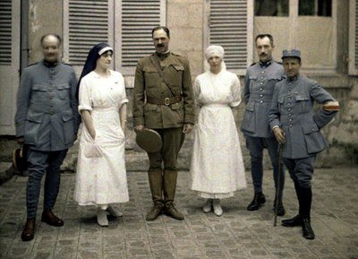 Médecins et infirmières militaires français devant l