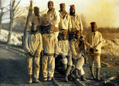 Travailleurs sénégalais avec un vélorail, Ham, Somme, France, 1917 - Fernand Cuville