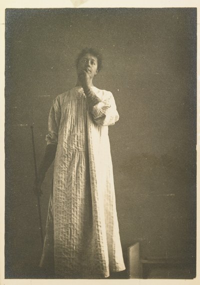 Femme en chemise, la main devant la bouche - Fernand Khnopff