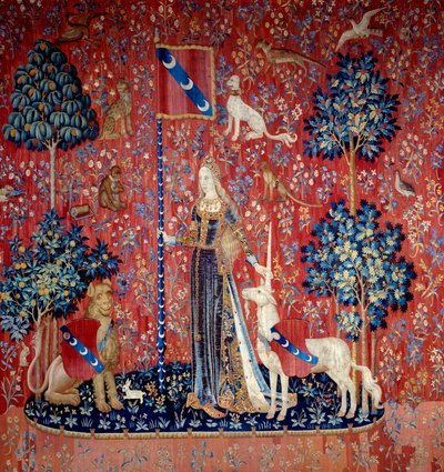 Une jeune femme entourée d