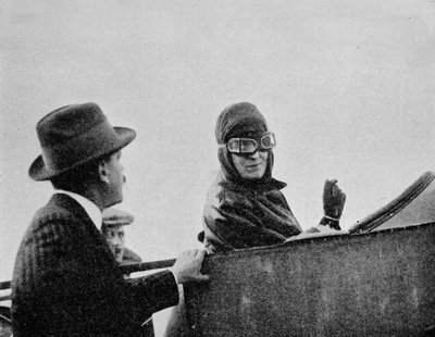 Miss Trehawke-Davies dans le siège passager de l