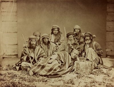 Album Damas et Baalbek : Un groupe de Syriens indigènes en vêtements traditionnels - Félix Bonfils