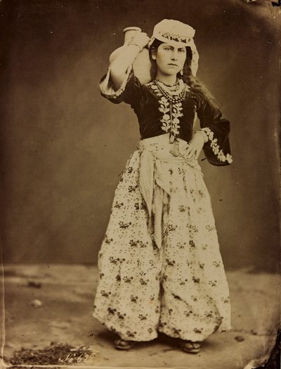 Album Damas et Baalbek : Jeune femme syrienne en vêtements traditionnels - Félix Bonfils