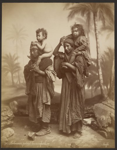 Bedouines portant leurs enfants - Félix Bonfils