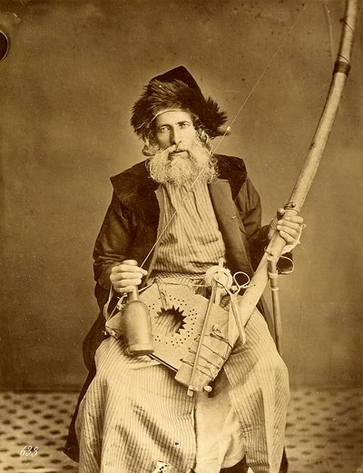 Cardeur libanais tenant les outils de son métier - Félix Bonfils