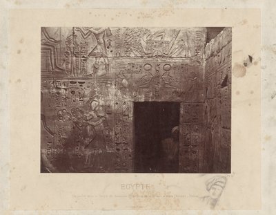 Homme dans une porte du temple de Ramsès III en Égypte - Félix Bonfils