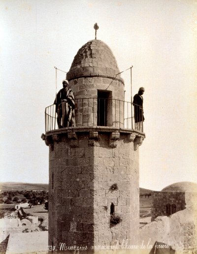 Deux muezzins appellent les fidèles à la prière du haut d