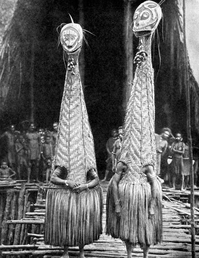 Masques et visières de gobelins portés comme aides à la beauté, Papouasie-Nouvelle-Guinée, 1936 - Fox Photos