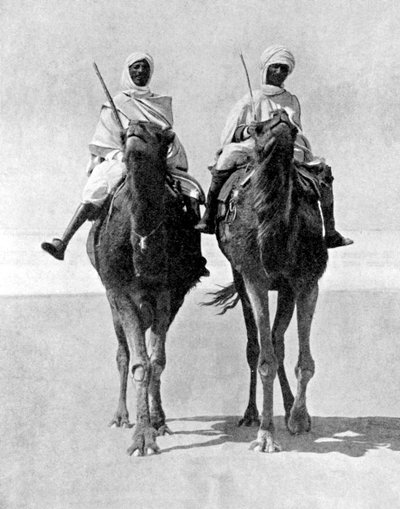 Deux Arabes à dos de chameaux dans le désert du Sahara, Afrique, 1936 - Fox Photos