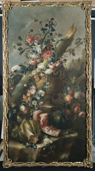 Fleurs dans une urne sculptée, avec melons et perroquet - Francesco Guardi