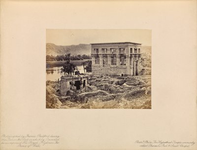 Philæ - Le temple hypocéphale communément appelé lit de Pharaon et la petite chapelle - Francis Bedford