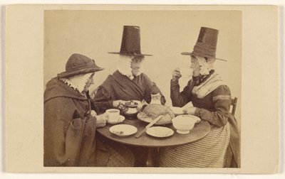 [Trois dames galloises assises à une table prenant le thé] - Francis Bedford