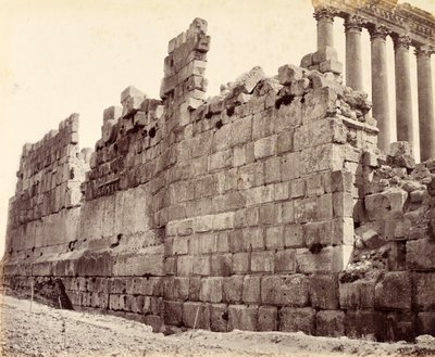 Extrémité ouest du mur extérieur du temple du Soleil, Baalbek - Francis Bedford