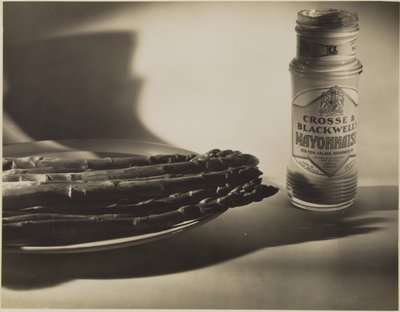 [Nature morte aux asperges et pot de mayonnaise]. - Francis Bruguière