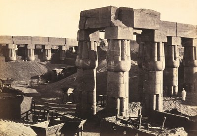 "Égypte et Palestine" : colonnade de la cour du festival d