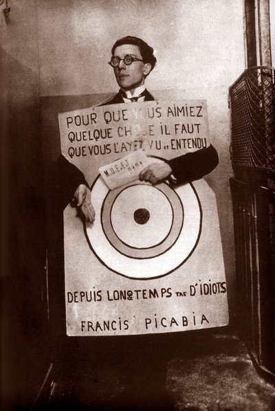 André Breton en homme-sandwich cible (par Picabia) au festival Dada, Paris, 27 mars - Francis Picabia