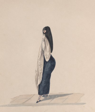 Une femme portant la saya debout de profil, d