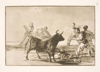 Le peuple affaiblit le taureau avec des lances, des faucilles, des banderilles et d