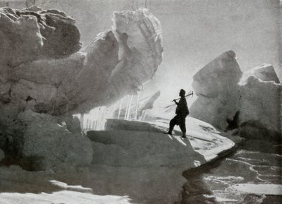 Blocs de glace sous pression près de Discovery Bluff, vers 1911, 1913 - Frank Debenham