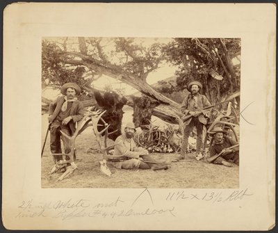 Fête de Lispenard Stewart, #6 - 5th Ave., N.Y. avec des trophées près d