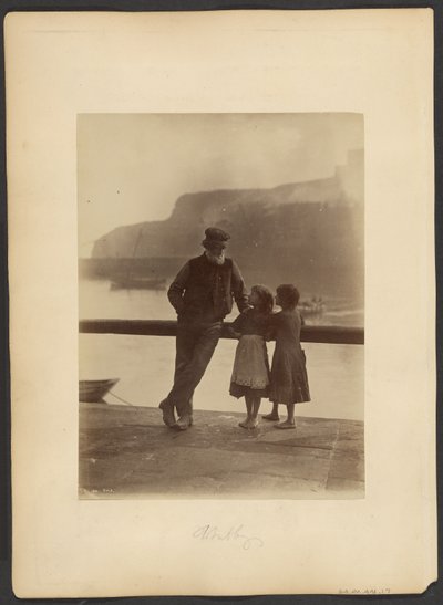 [Vieil homme et deux filles] - Frank Meadow Sutcliffe
